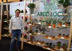 Louis van Dijk van Allsenza. Arco Lock is een van de kwekers die Louis bijstaat in de verkoop, en wiens succulenten, haworthia en aloe hij hier prominent in de spotlights gezet heeft.